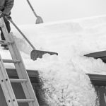 Bezpieczny dach zimą – dlaczego regularne usuwanie zalegającego śniegu jest taki