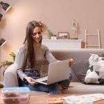 Polacy inwestują w wygodę pracy z domu. Zobacz, jak przetrwać letnie upały.