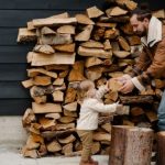 Jak i czym palić w kominkach? Postaw na ekologiczne rozwiązania.