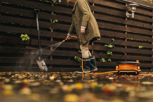 Czyszczenie sprzętu ogrodowego – bębny z wężem w akcji