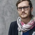 Jan Sikora jest właścicielem pracowni Sikora Wnętrza, ponadto prowadzi Pracownię